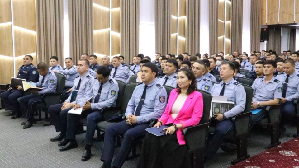 Қызылордада полиция департаментінің қызметкерлерімен сыбайлас жемқорлық тәуекелдерін төмендету мәселелері қаралды